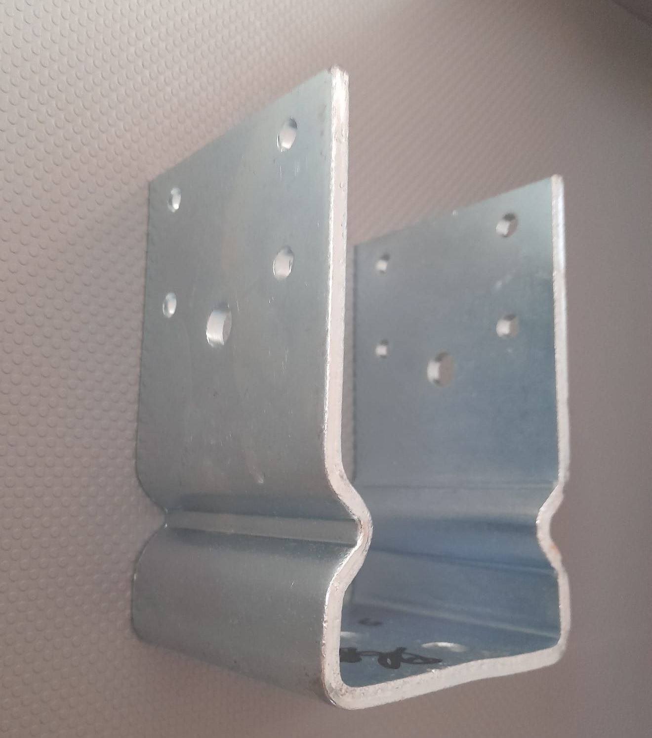 Staffe base pilastro a U nervata art 8/1656
