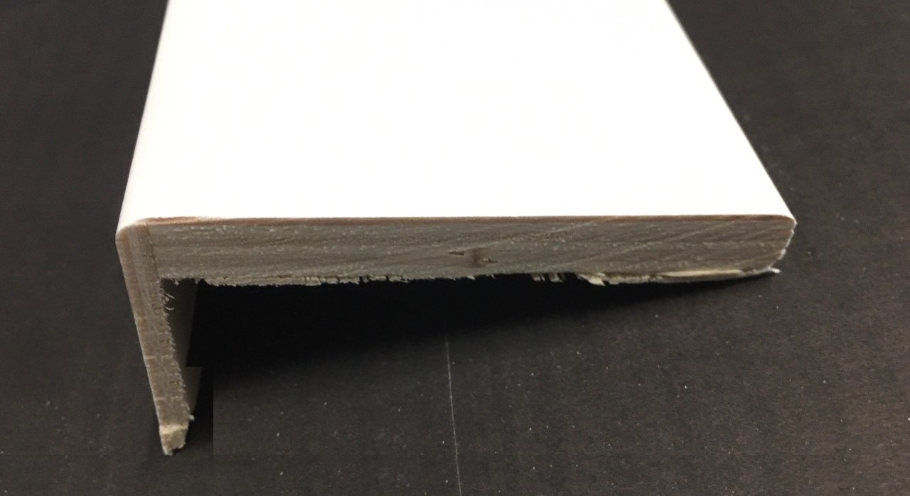 Coprifilo piano laminato bianco con aletta esterna 42mm da 2.25 mt