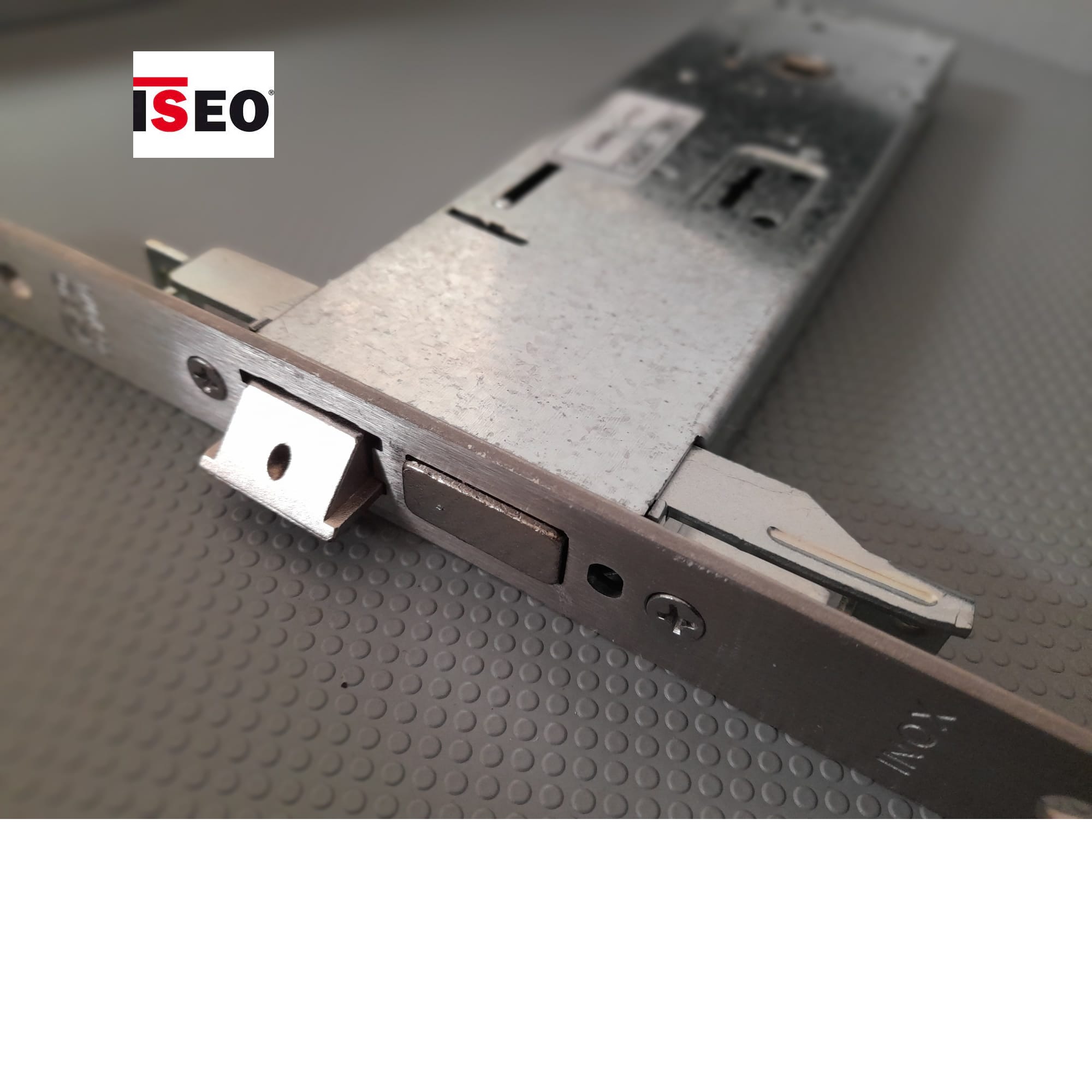 Serratura per fascia frontale inox  ISEO 963152702
