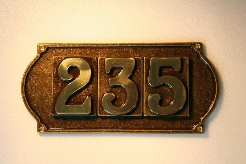 Numero civico in ottone anticato con targhetta a 3 numeri - ALUBOX